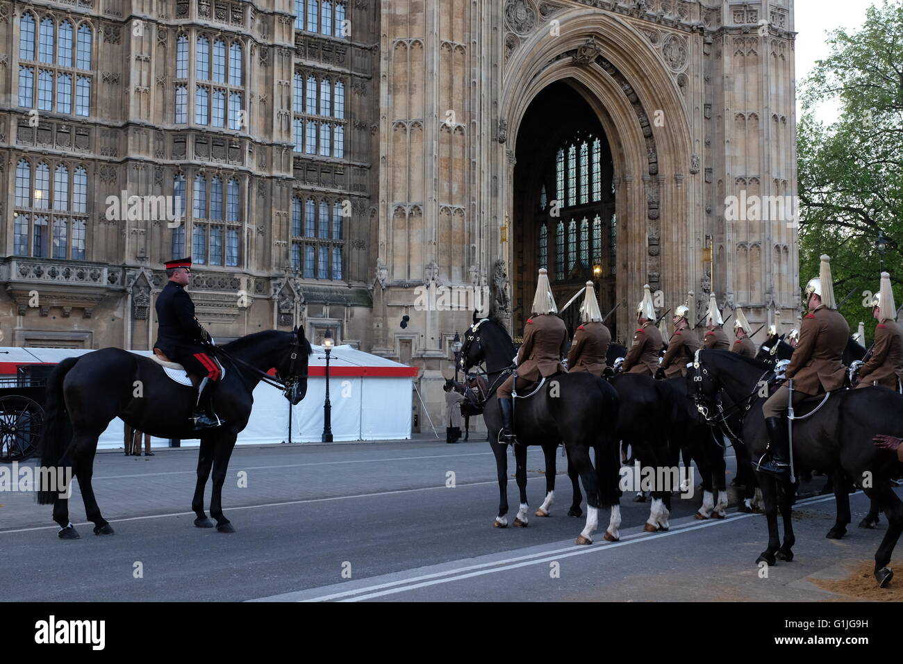 Londra, Regno Unito. Il 17 maggio 2016. La mattina presto preperations per domani lo Stato di apertura di credito del Parlamento: Londonphotos/Alamy Live News Foto Stock