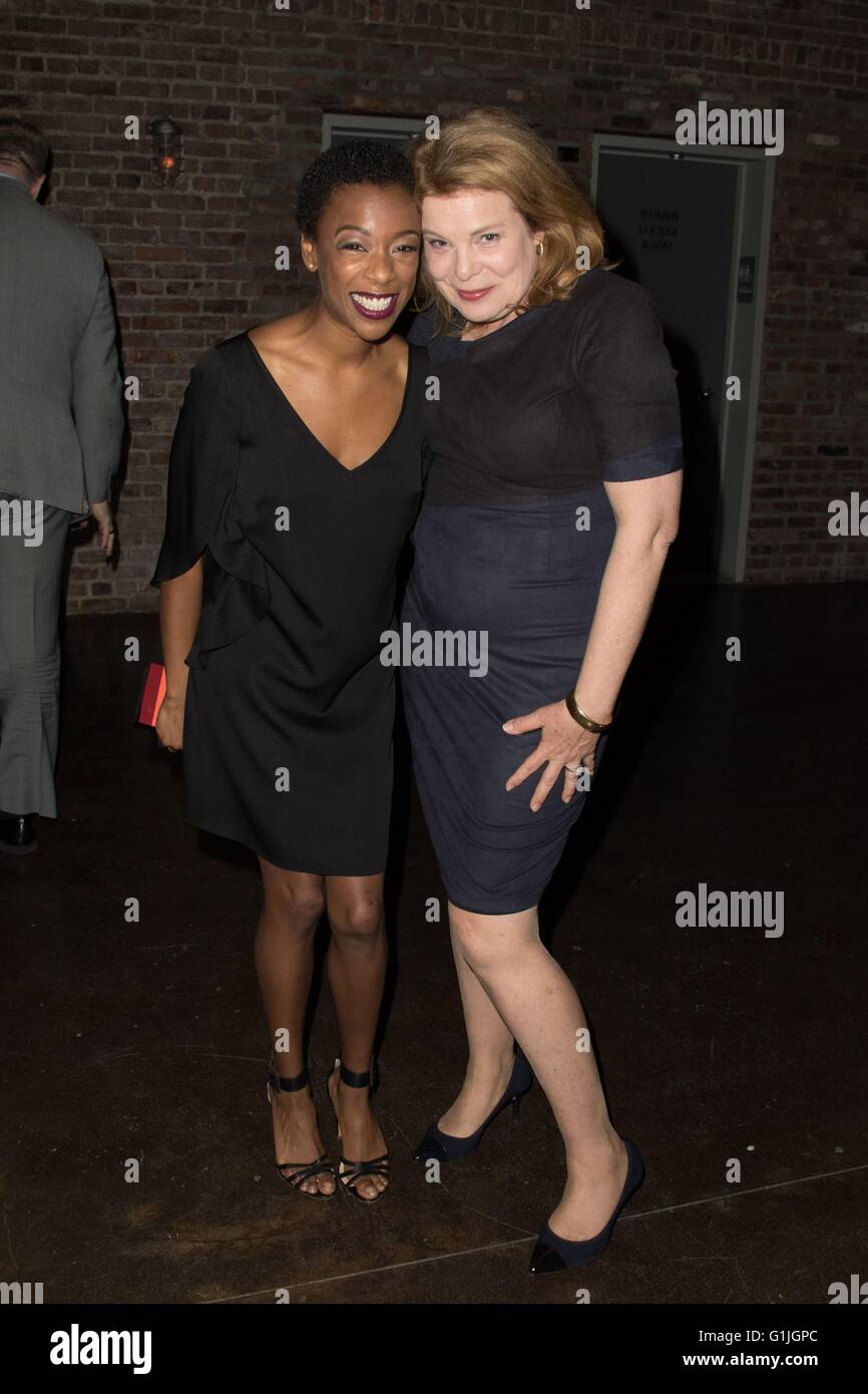 New York, NY, STATI UNITI D'AMERICA. 16 Maggio, 2016. Samira Wiley, Catherine Curtin presso gli arrivi per la rivista People e Entertainment Weekly NY Upfronts celebrazione, Cedar Lake, New York, NY Maggio 16, 2016. Credito: Abel Fermin/Everett raccolta/Alamy Live News Foto Stock