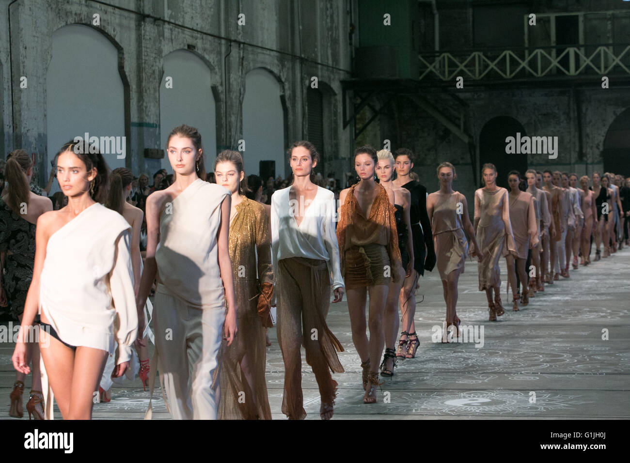 Sydney, Australia. Il 17 maggio 2016. Bec e Ponte pista mostra località collezioni a Mercedes Benz Fashion Week Australia. Credit: modello10/Alamy Live News Foto Stock