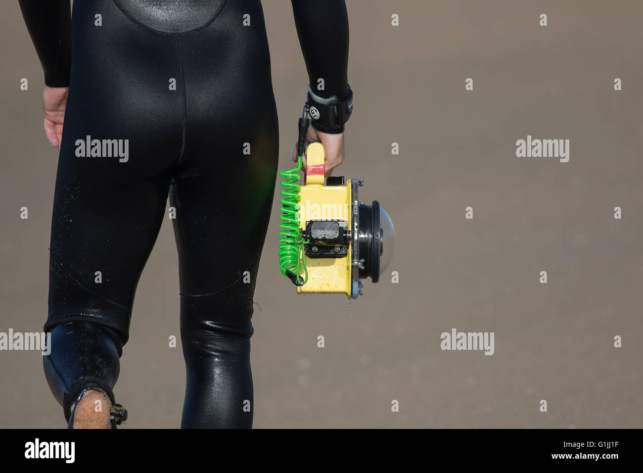 Sport acquatici fotografo con una telecamera in una custodia impermeabile Foto Stock