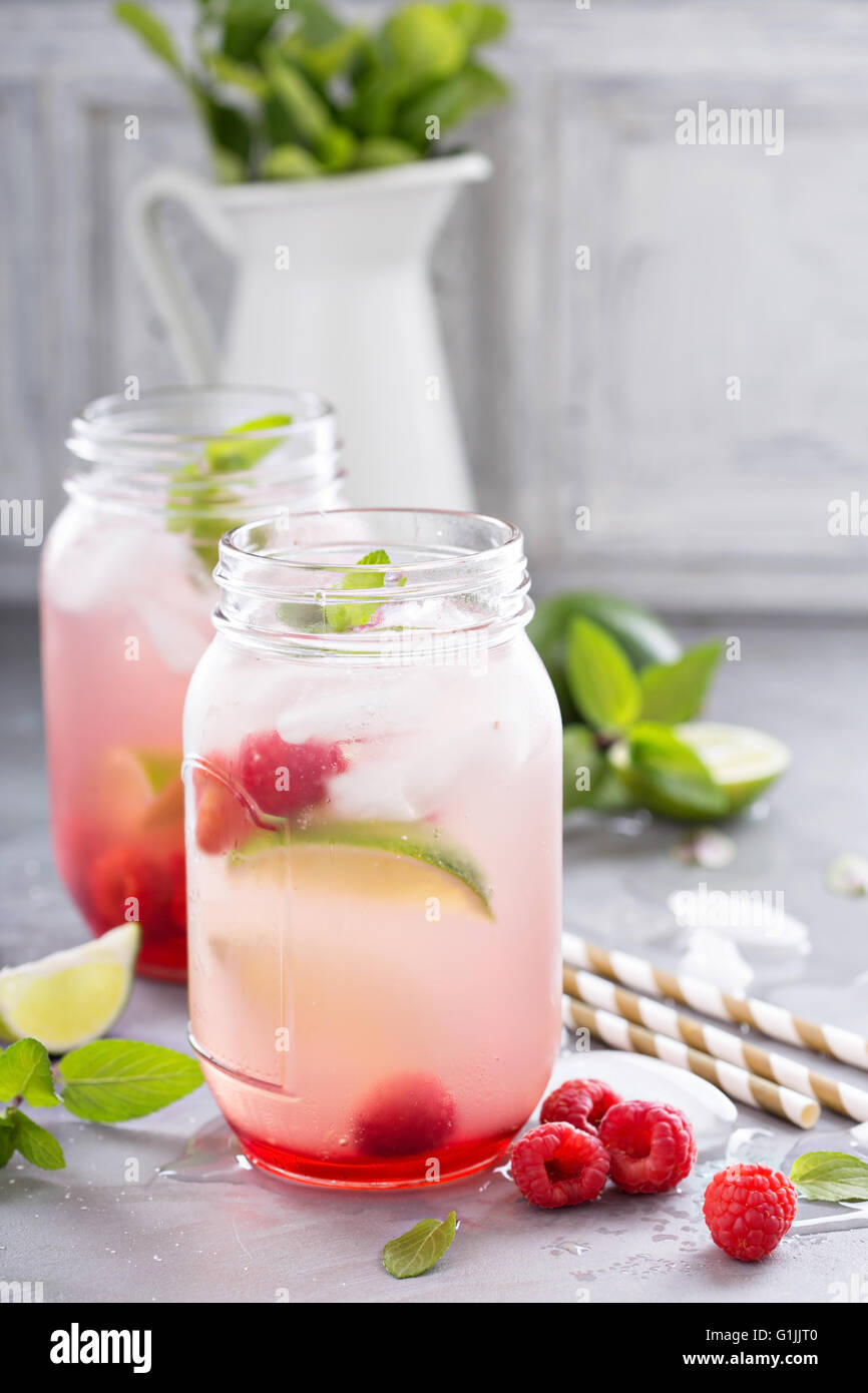 Verde a freddo tè freddo con calce e lampone Foto Stock