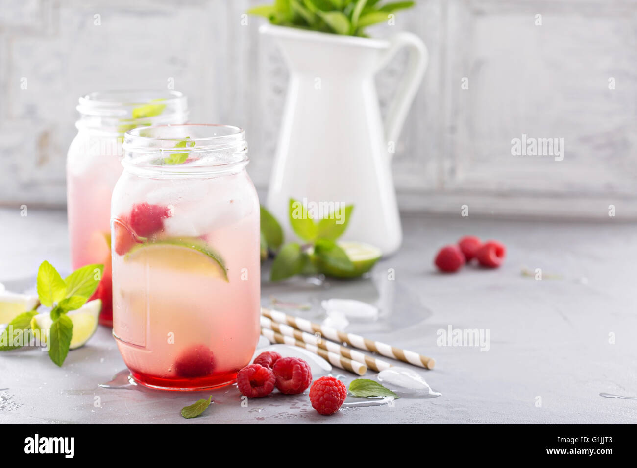 Verde a freddo tè freddo con calce e lampone Foto Stock