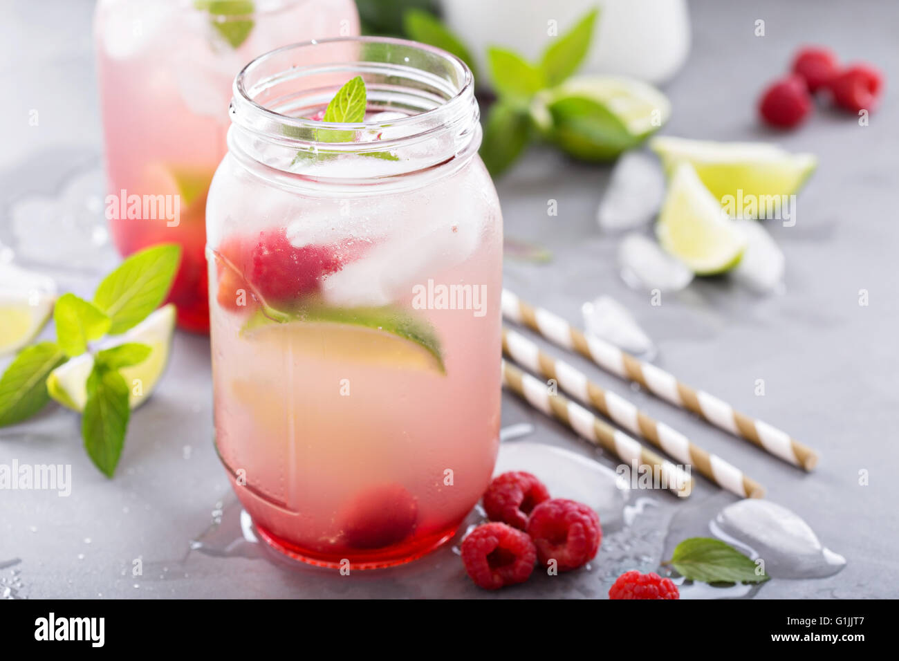 Verde a freddo tè freddo con calce e lampone Foto Stock