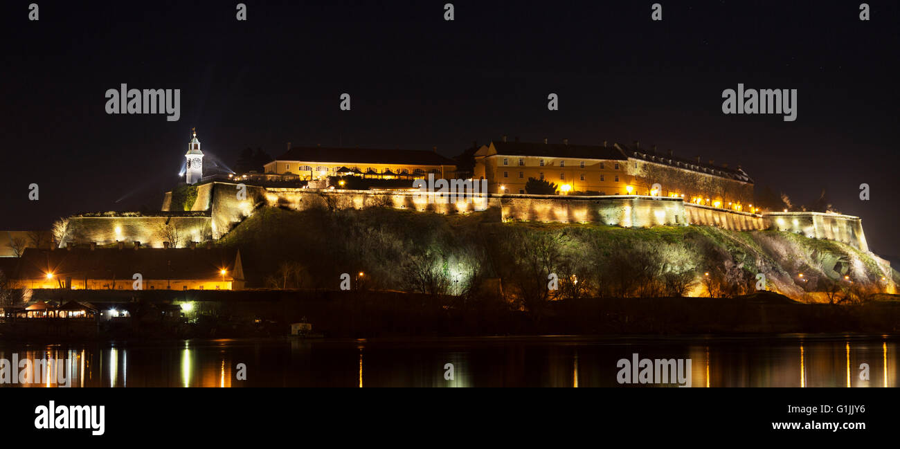 Petrovaradin Fortress dal XVIII secolo a Novi Sad Serbia durante la notte. Foto HDR. Foto Stock