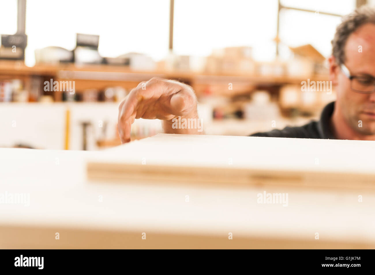 Movimento mano sfocata di un falegname nel suo laboratorio Foto Stock