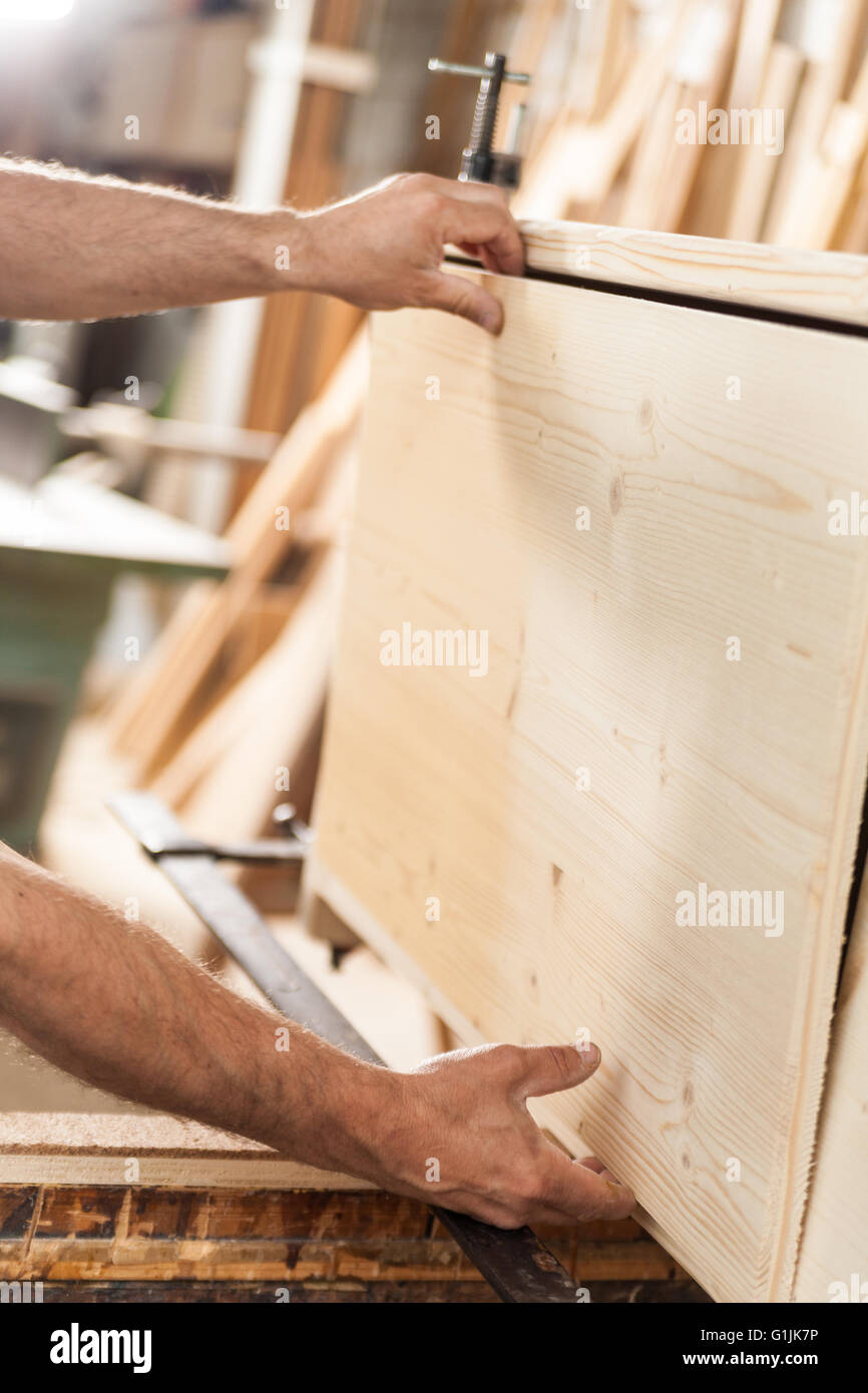 Dettagli del falegname mani con pannello di legno Foto Stock