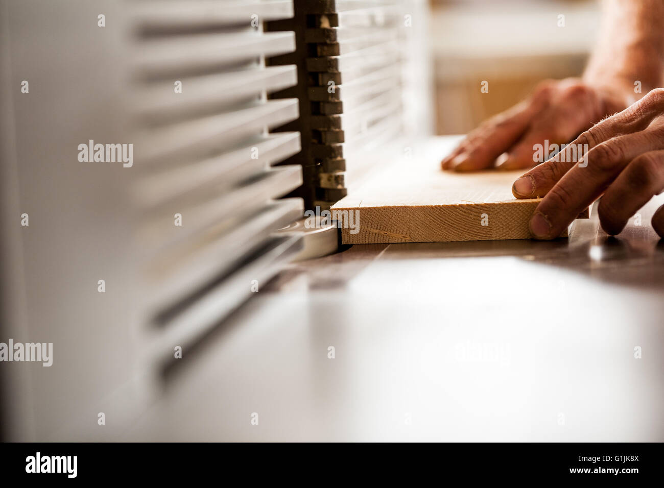 Dettaglio delle mani di un falegname fresatura di un bordo Foto Stock