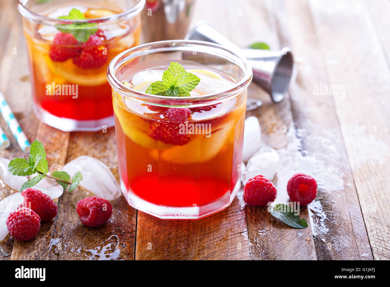 Red summer cocktail con limoni e lampone Foto Stock