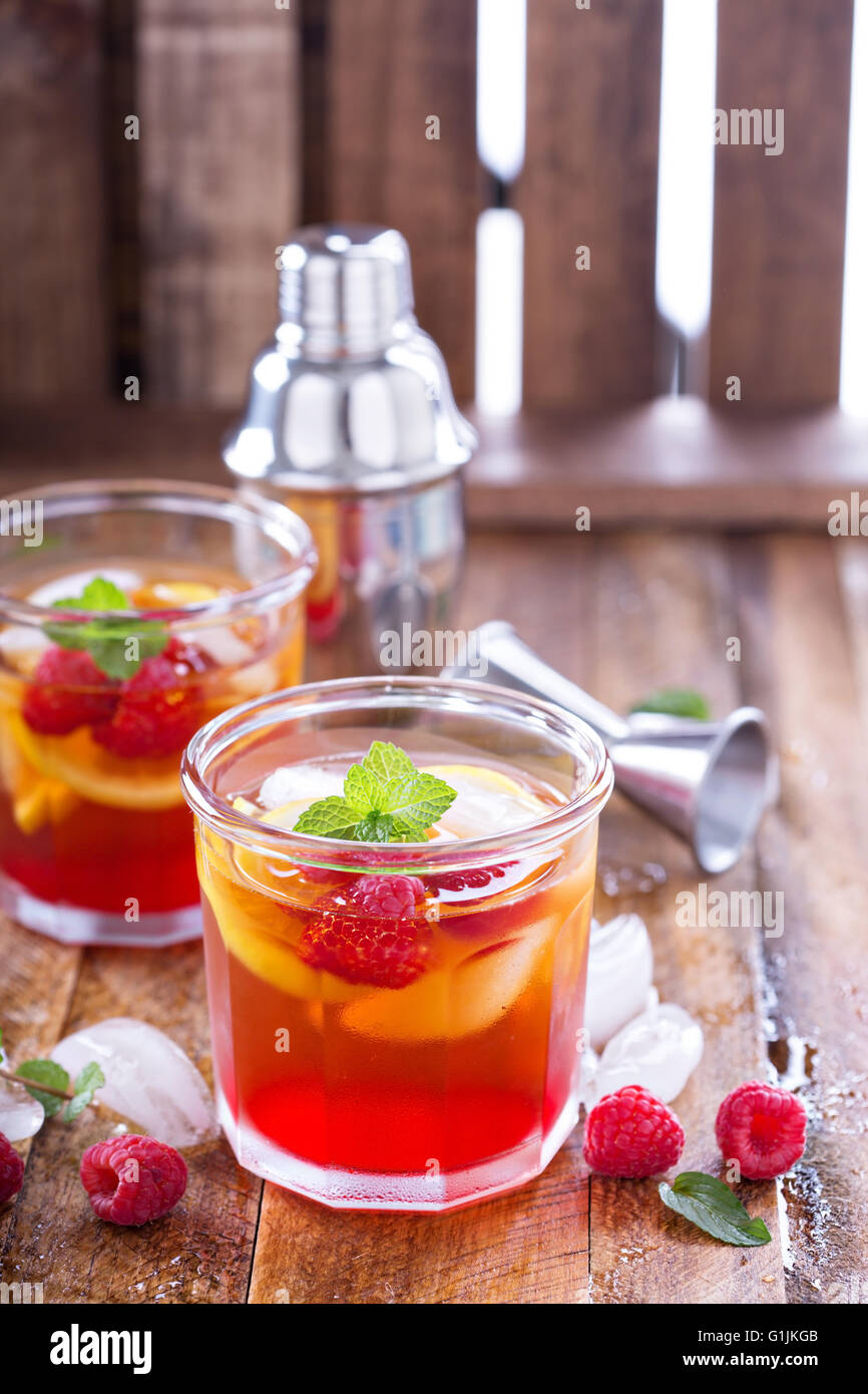 Red summer cocktail con limoni e lampone Foto Stock