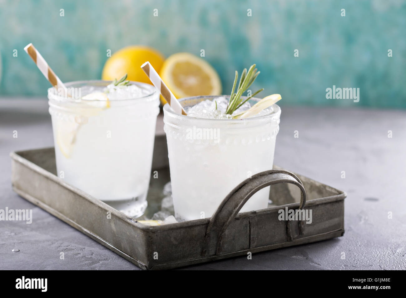 Limone cocktail di rosmarino su un vassoio Foto Stock
