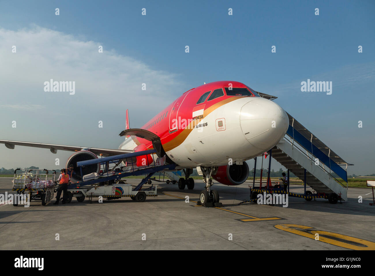 YOGYAKARTA, INDONESIA - MARH 20, 2016 Air Asia a Yogyakarta Airport. Air Asia company è la più grande compagnie aeree a basso costo in Asia Foto Stock