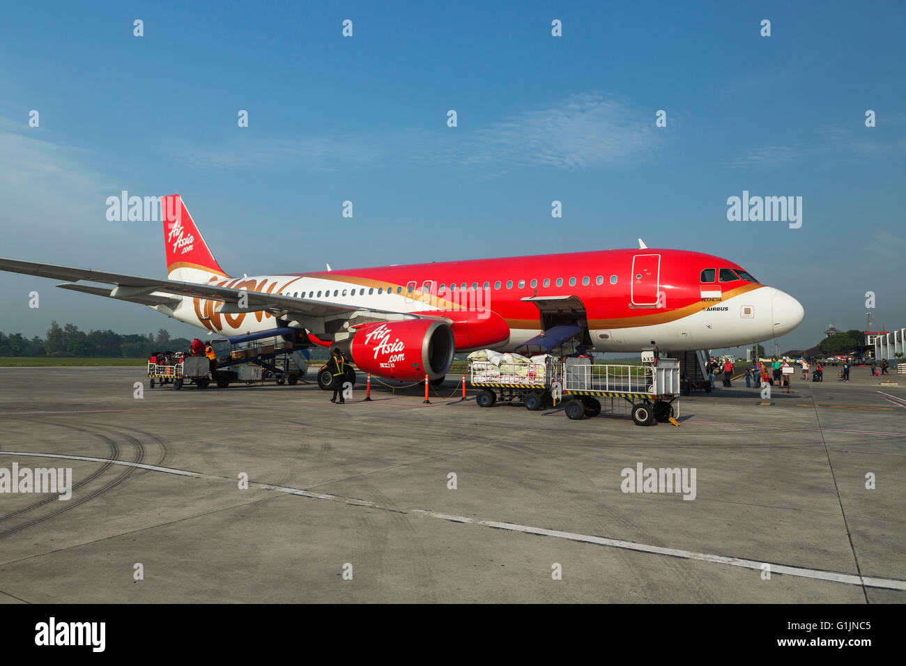 YOGYAKARTA, INDONESIA - MARH 20, 2016 Air Asia a Yogyakarta Airport. Air Asia company è la più grande compagnie aeree a basso costo in Asia Foto Stock