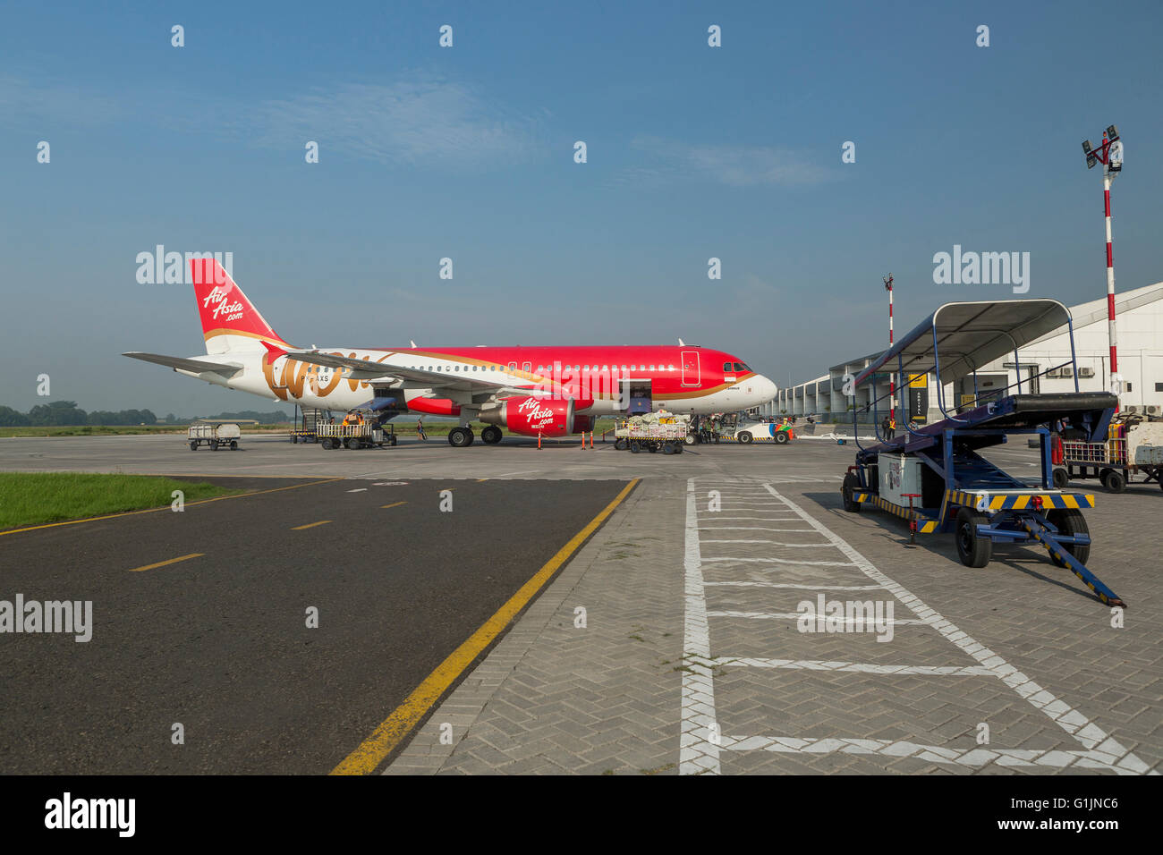YOGYAKARTA, INDONESIA - MARH 20, 2016 Air Asia a Yogyakarta Airport. Air Asia company è la più grande compagnie aeree a basso costo in Asia Foto Stock