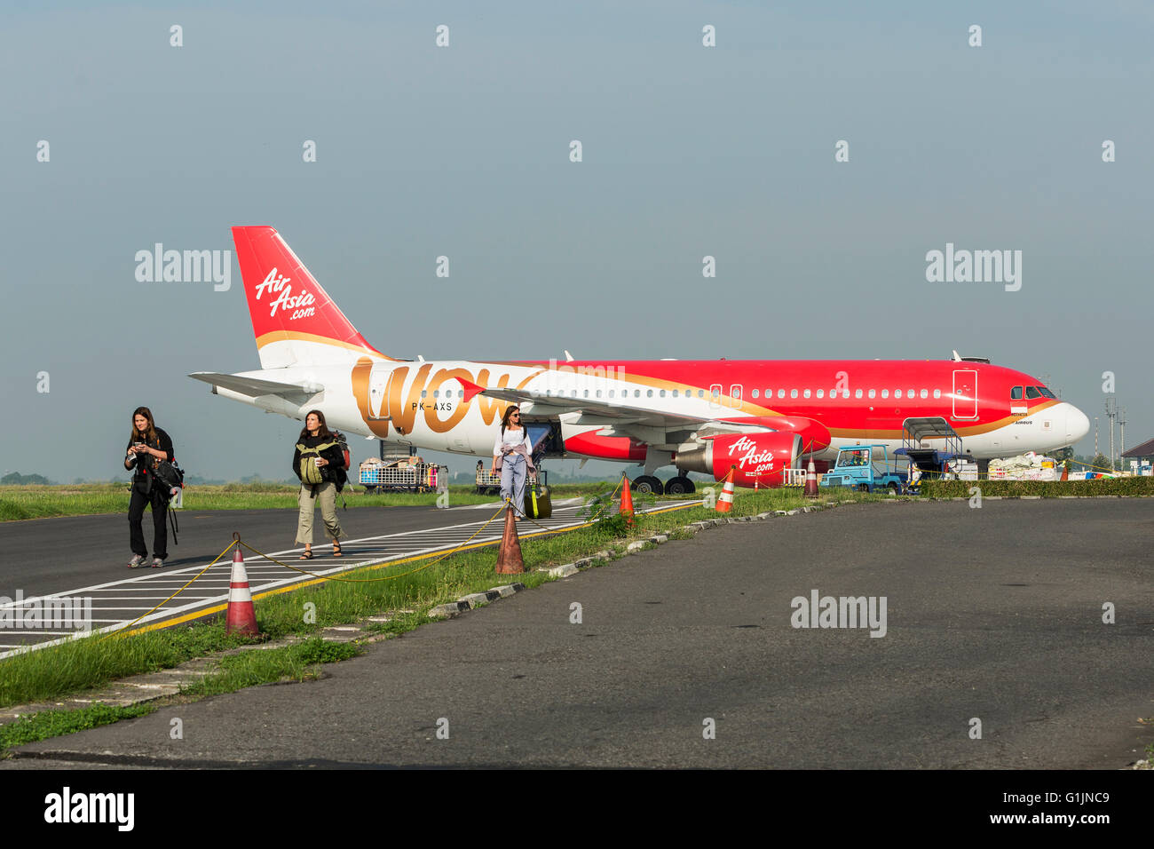 YOGYAKARTA, INDONESIA - MARH 20, 2016 i passeggeri diretti da AirAsia piano al momento del check-in Gogyokarta in Java. Foto Stock