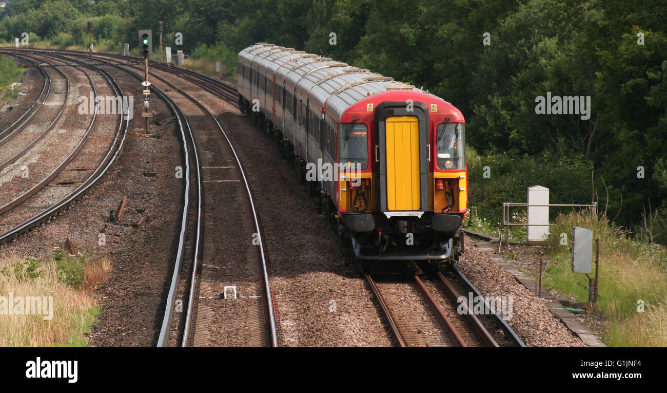 10 auto di classe 442 velocizzando il sud a Salfords Foto Stock