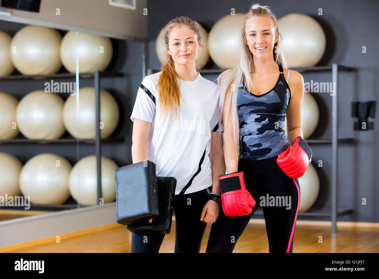 Ritratto di due donne a boxing training in palestra per il fitness Foto Stock