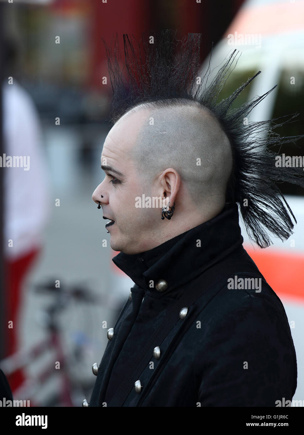 Goth Festival (Gotik-Wave-Treffen) Leipzig, Germania, 13 - 15 maggio 2016. Uomo con pungenti punk stile di capelli e piercing Foto Stock