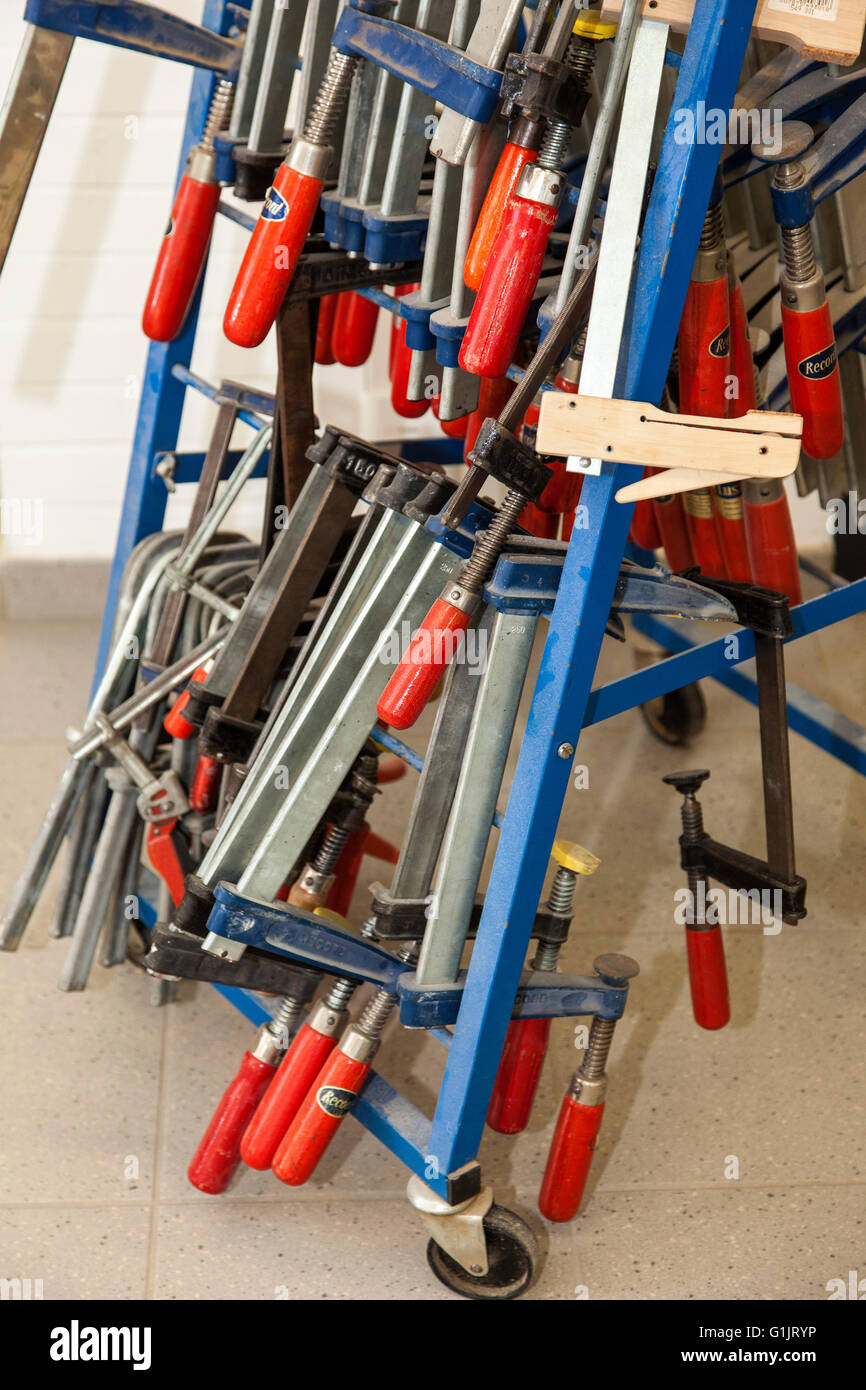 Morsetti a vite in un supporto Foto Stock