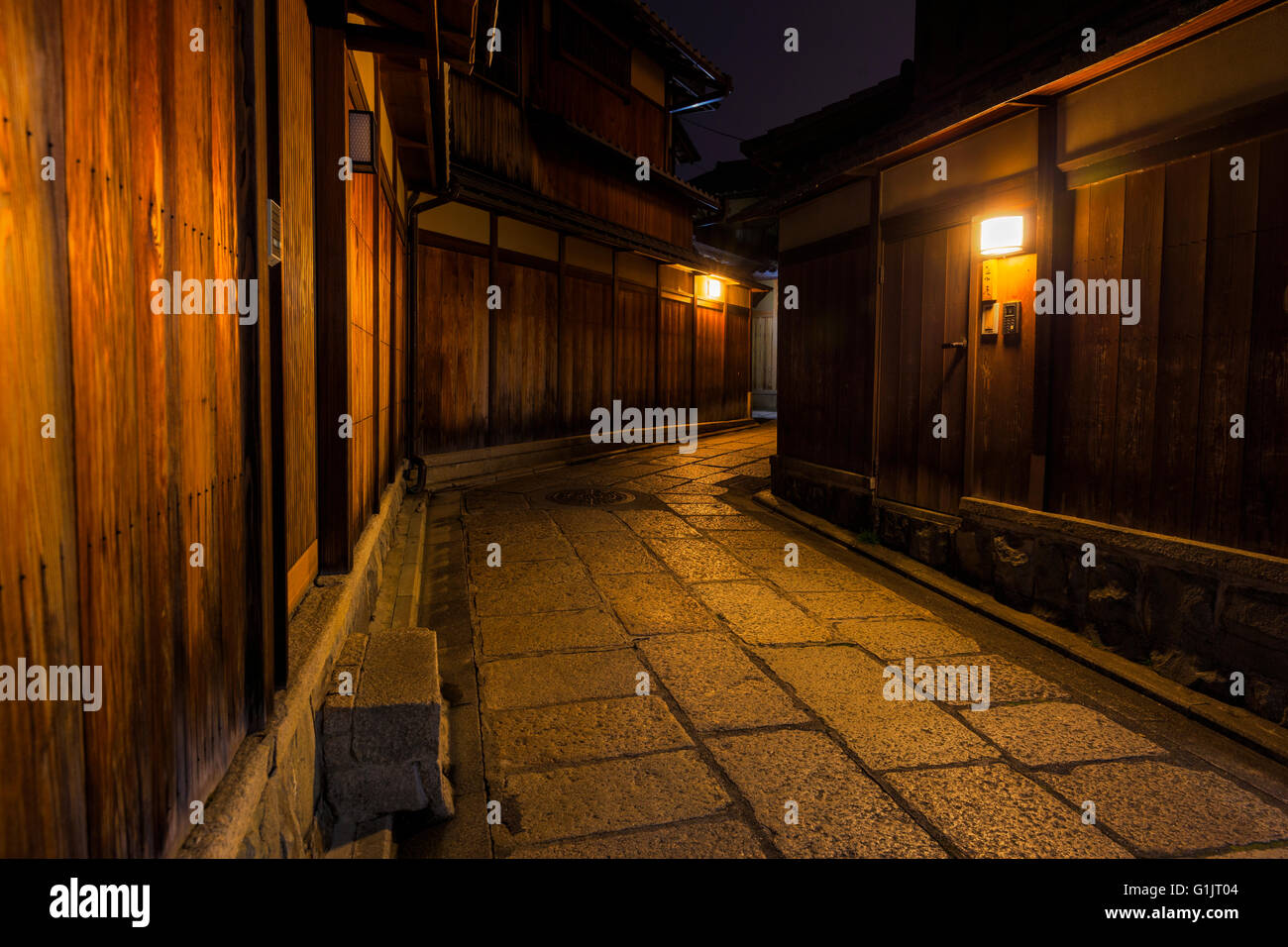 In una vecchia città di Kyoto, Giappone di notte. Foto Stock