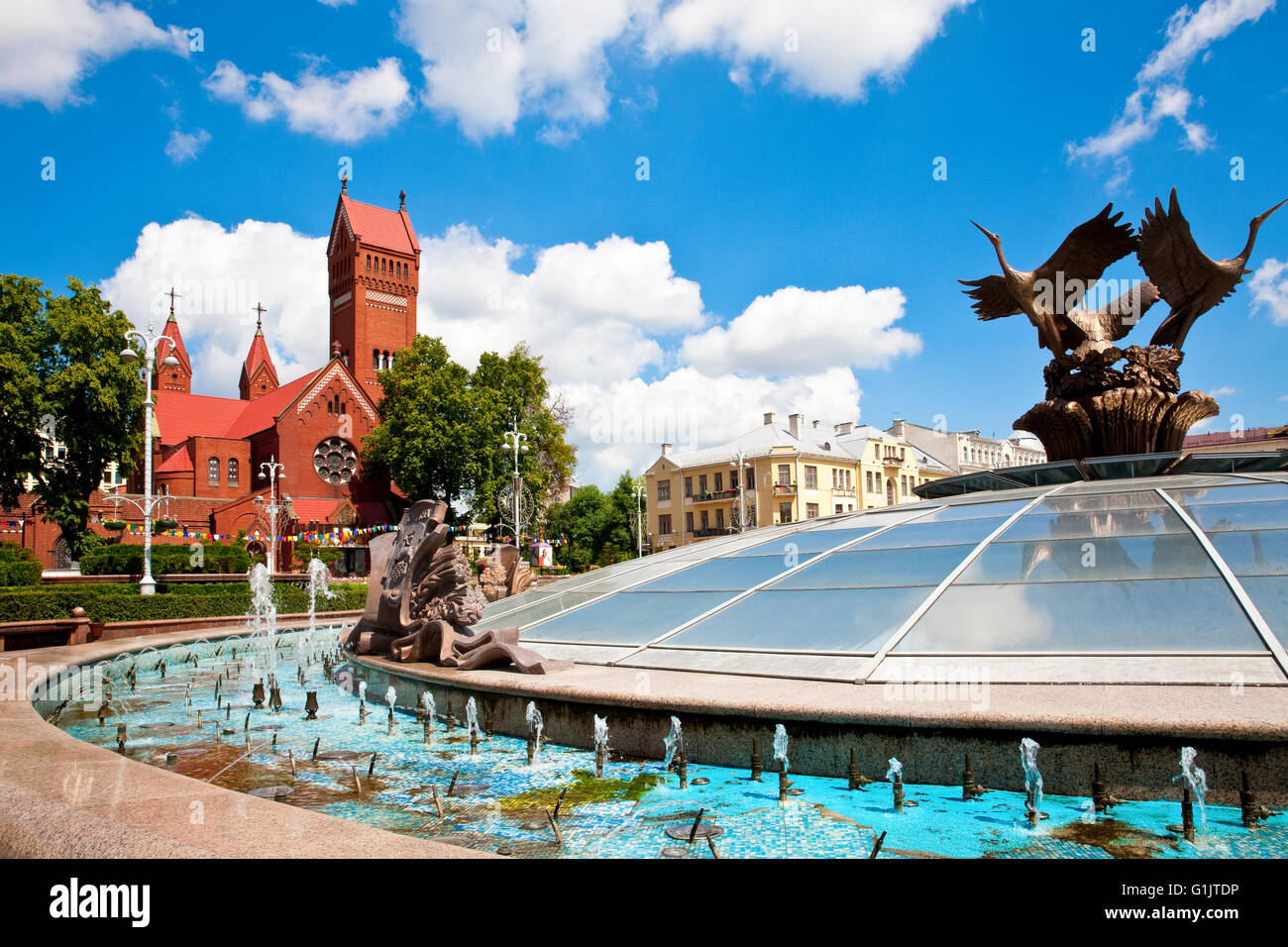 La Chiesa Rossa ( Chiesa di San Simone e Helena ) e la piazza Indipendenza in centro di Minsk, Bielorussia Foto Stock