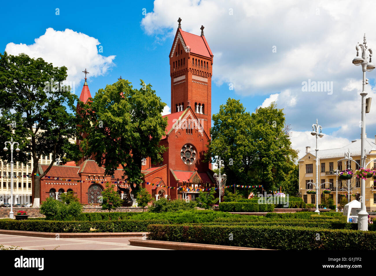 La Chiesa Rossa ( Chiesa di San Simone e Helena ) e la piazza Indipendenza in centro di Minsk, Bielorussia Foto Stock