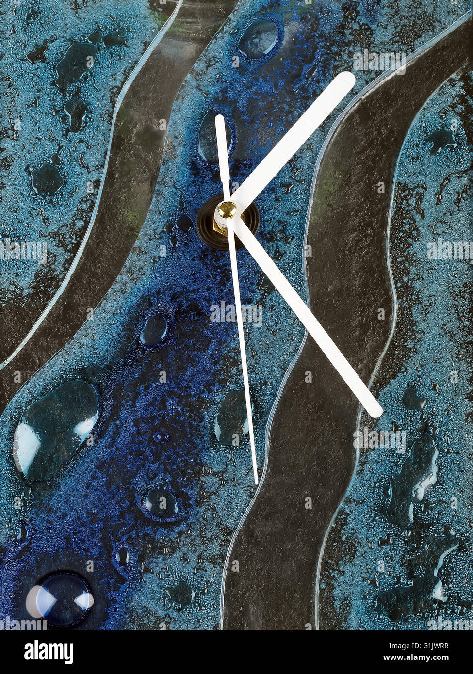 Abstract di fusione di vetro di orologio da parete con puntatori bianco Foto Stock