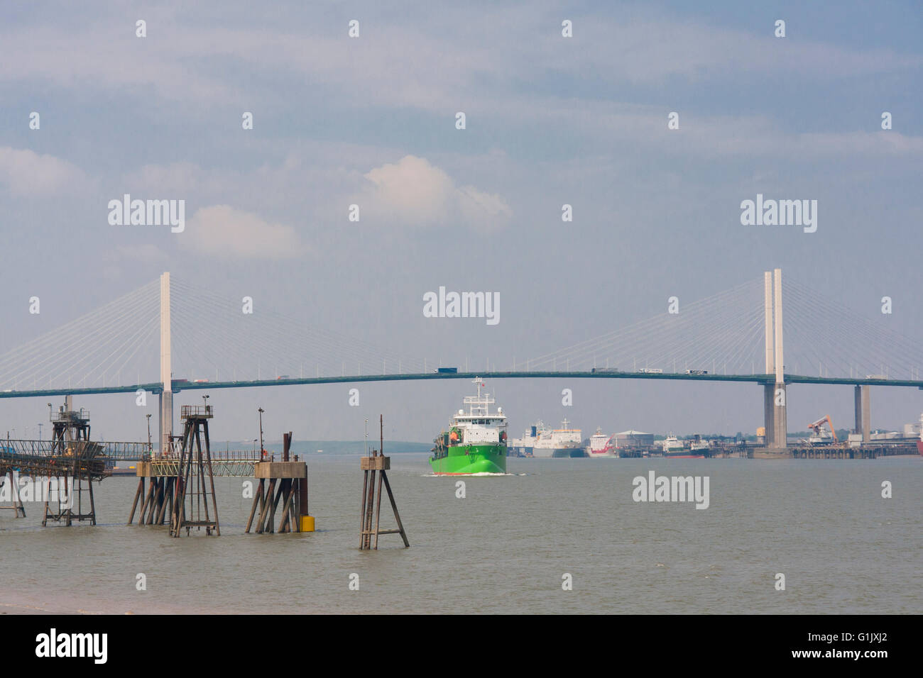 Victor Horta tramoggia Draga passando il Queen Elizabeth II Bridge da Penzance, Kent, Inghilterra Foto Stock