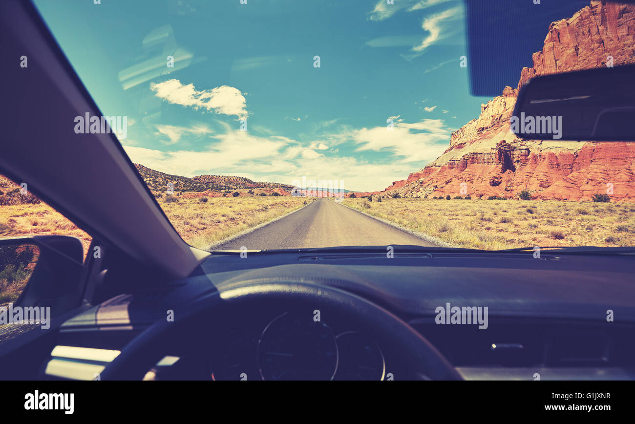 Vintage foto dai toni di una strada intrapresa dal sedile anteriore di una vettura, il concetto di viaggio, STATI UNITI D'AMERICA. Foto Stock
