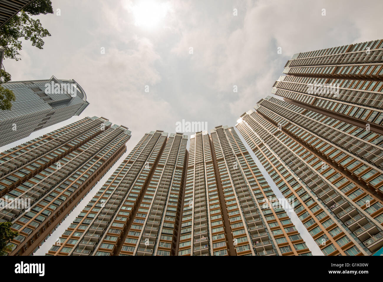 Edificio alto mostrato dal basso con sky Foto Stock