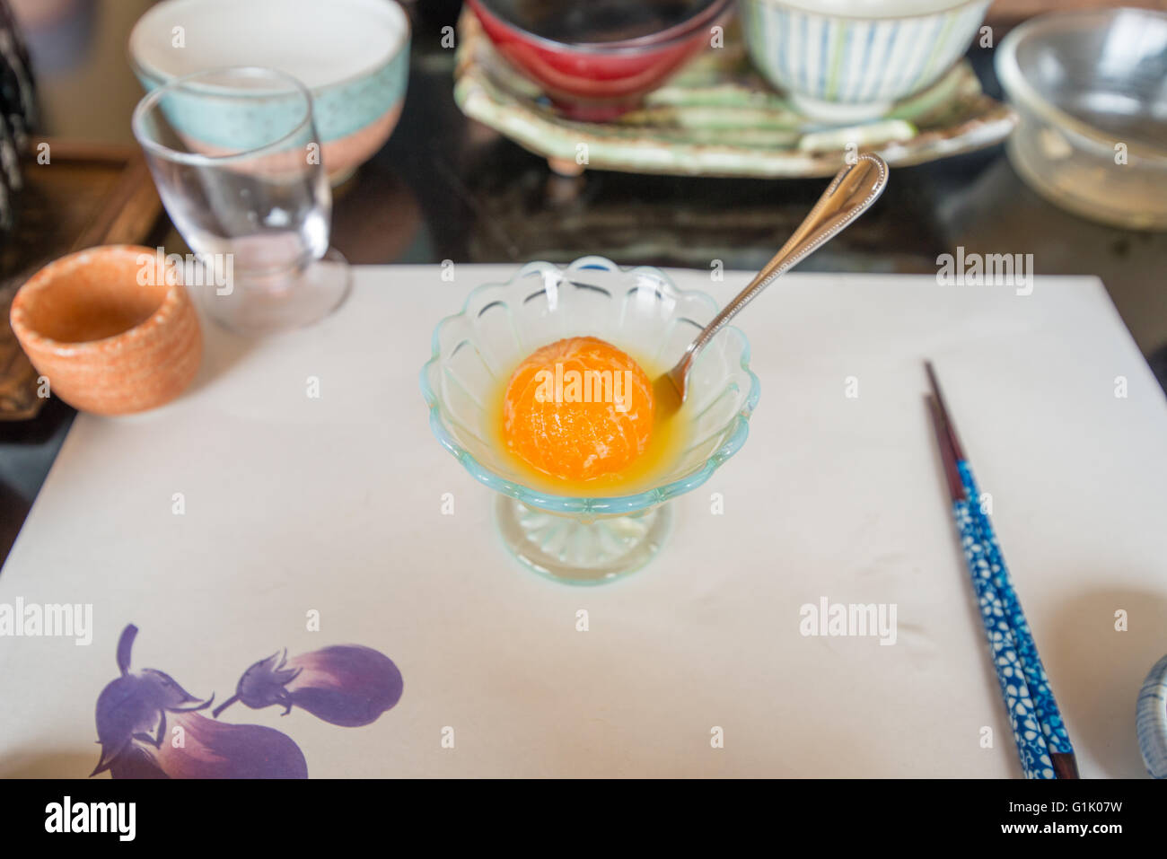 Un unico pelato arancio dolce in un piatto di vetro Foto Stock