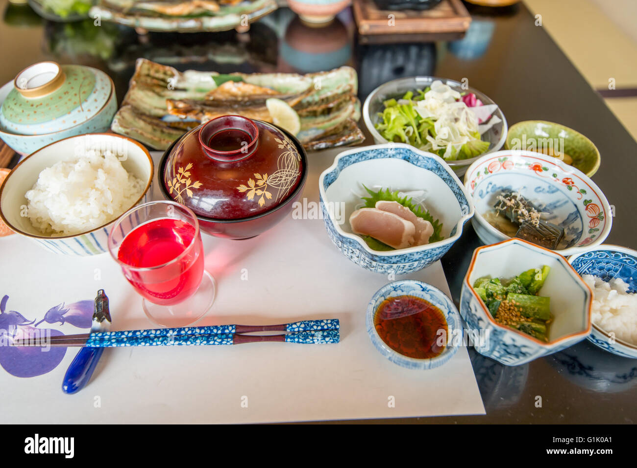 Un giapponese in stile selezione cena su un tavolo Foto Stock