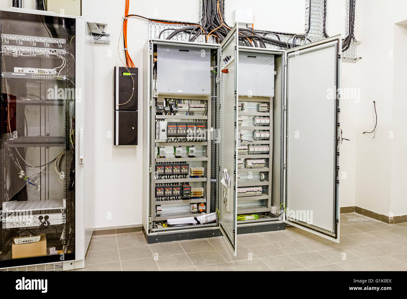 Memorizzazione automatica dei relè è dotato di controllo sul quadro elettrico e di linee di alimentazione situato all'interno della scatola di commutazione. Foto Stock