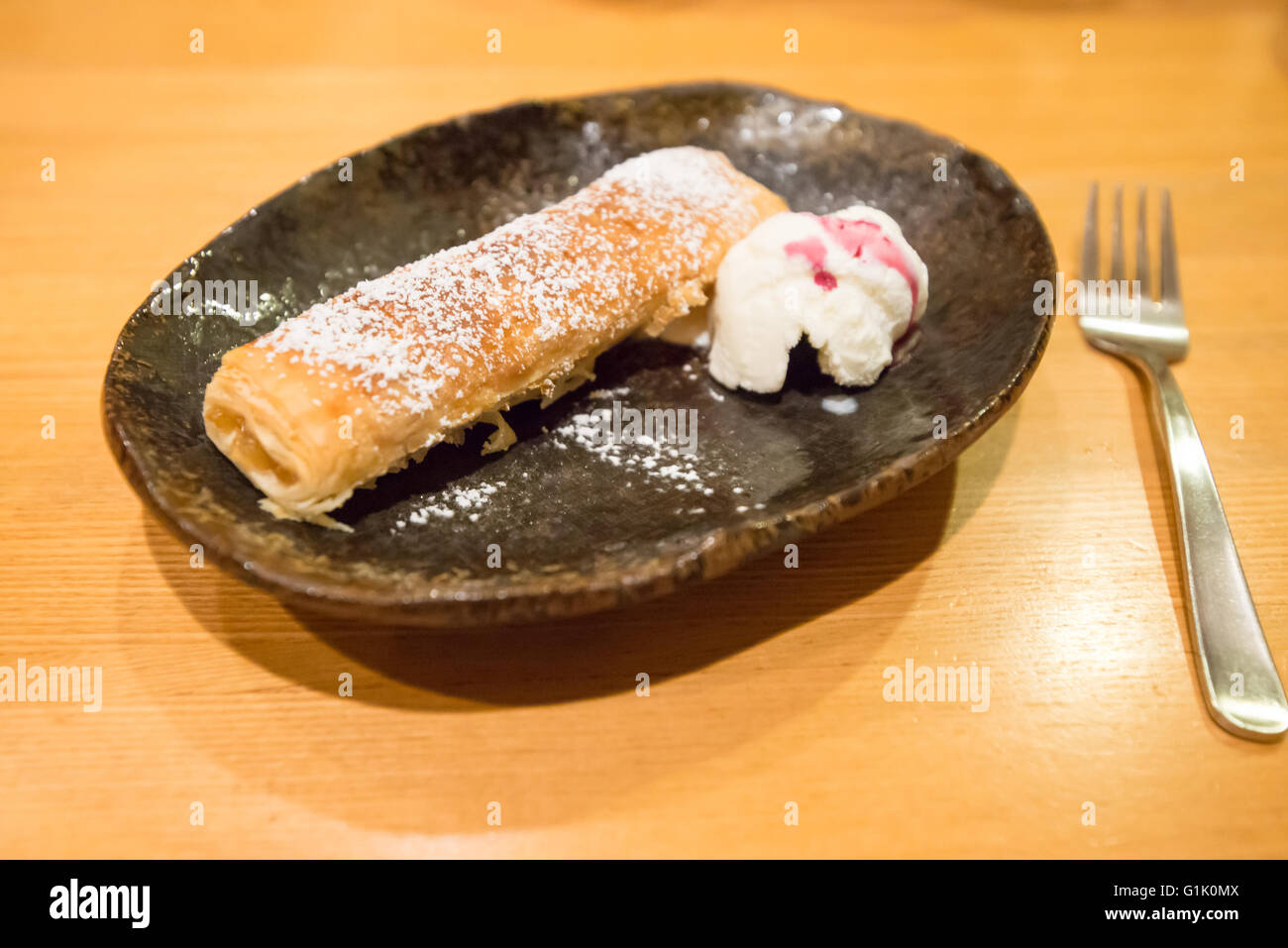 Pasticceria dolce con gelato su piastra Foto Stock