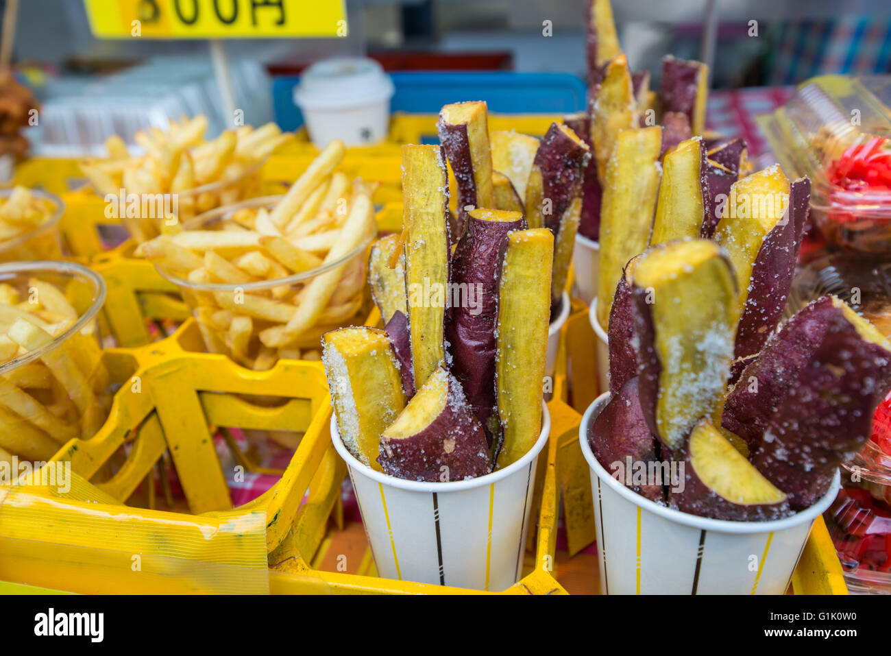 Melanzane cotte e patate fritte in coppa per mangiare Foto Stock