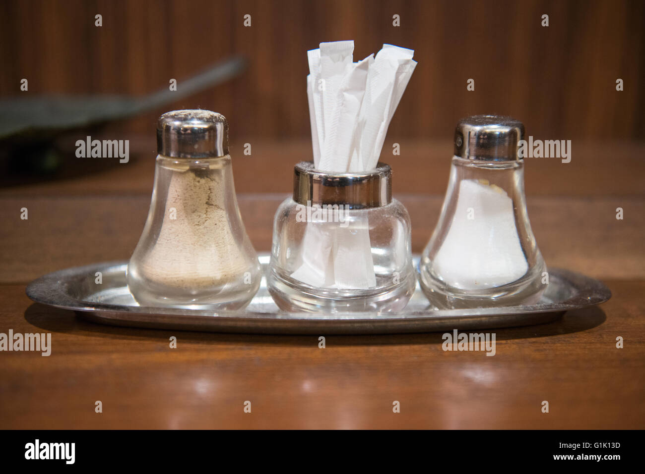 Piano tavolo condimenti di sale e pepe e stuzzicadenti Foto Stock