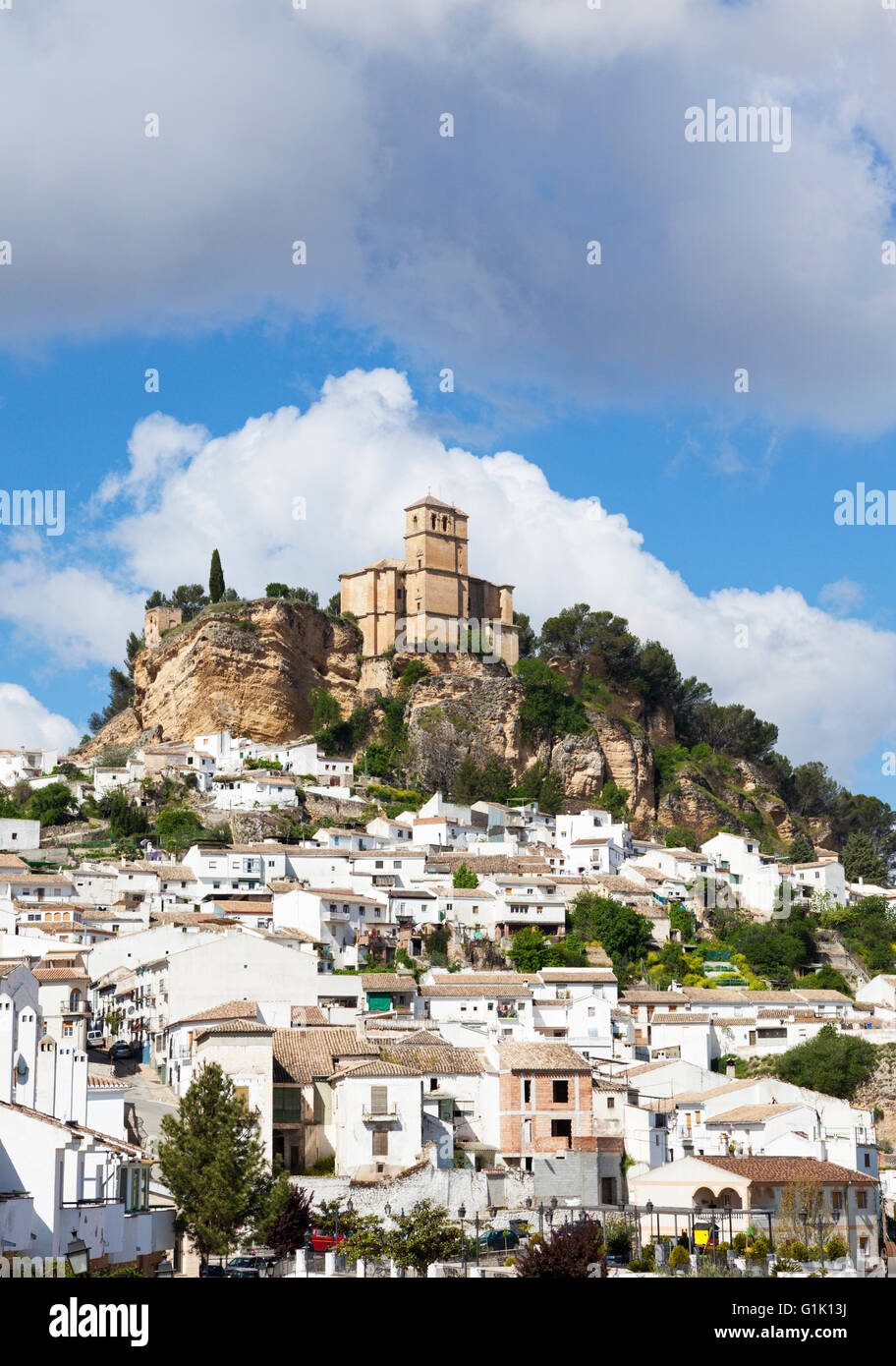 Villaggio di Montefrio, provincia di Granada, Spagna, con la sua chiesa sulle rovine di una fortezza moresca sulla collina Foto Stock