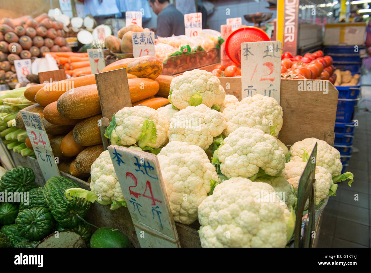 Ampia selezione di verdure al mercato in Asia Foto Stock