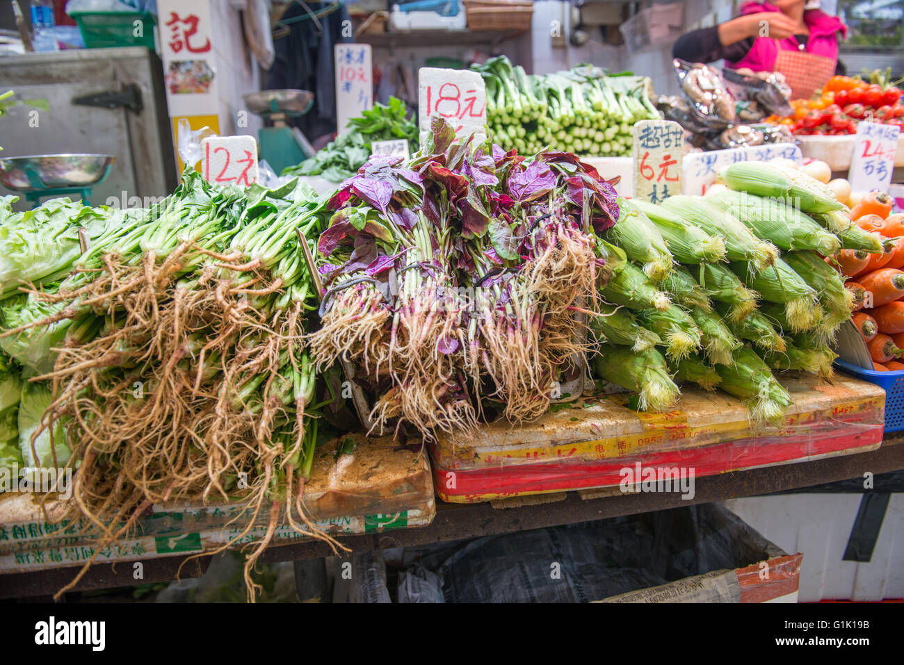 Selezione delle code mista fine di verdure al mercato Foto Stock