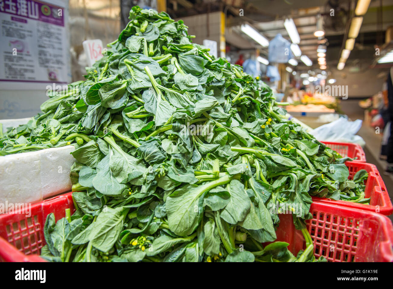 Cumulo di foglie di colore verde scuro di choi somma al mercato di Hong Kong Foto Stock