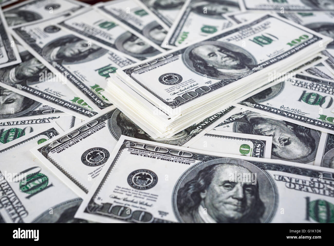 Grande mucchio di denaro. Pila di banconote da cento dollari. Foto Stock