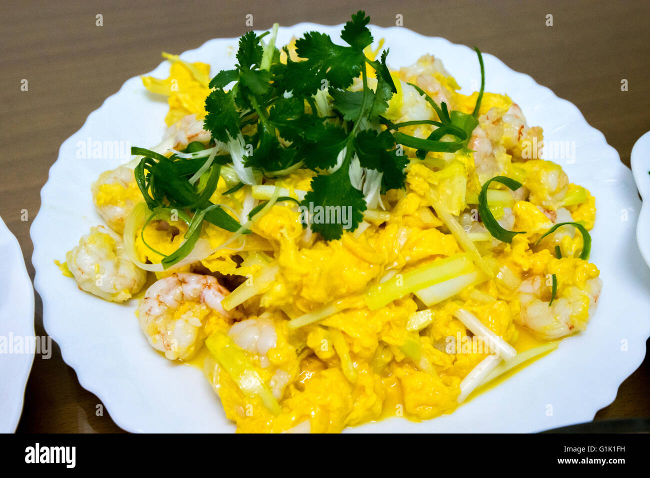 Gamberetti mescolati con uova strapazzate e sedano Foto Stock