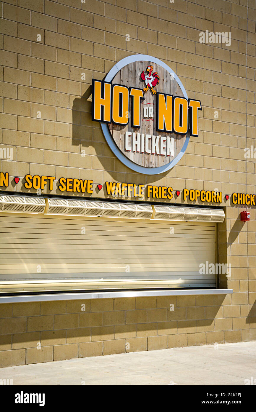 Acqua calda o non concessione di pollo stand allo Sporting venue pubblicizza offre soft servire, waffle fries, popcorn e filetti di pollo Foto Stock