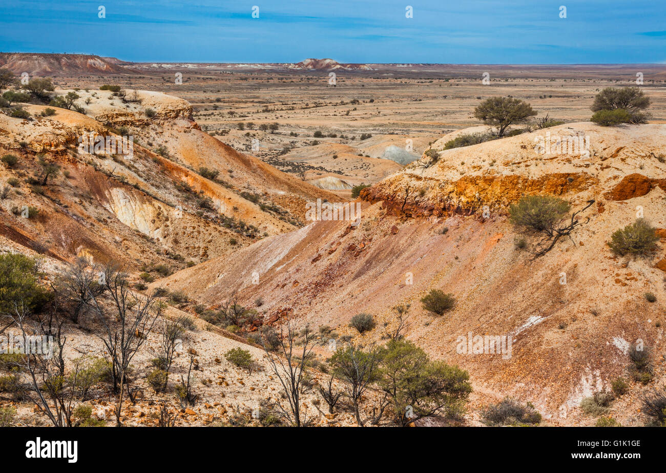 Deserto Dipinto, molte sfumature di arancione, giallo e bianco shale, Arckaringa Hills, Arckaringa Stazione, Sud Australia Foto Stock