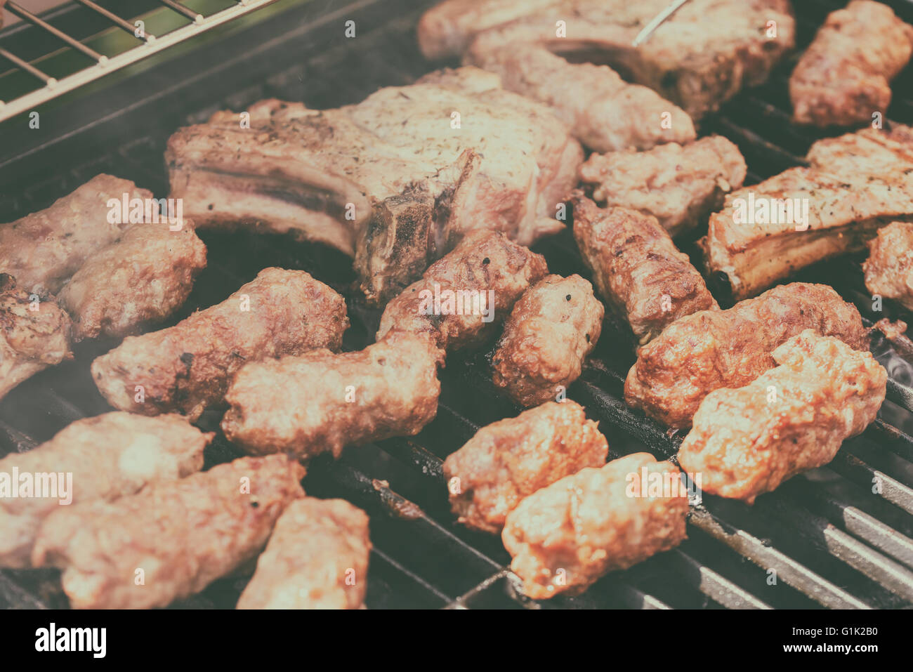 Tradizionale rumena Barbecue con carne di maiale rotoli (Mici o Mititei) Foto Stock