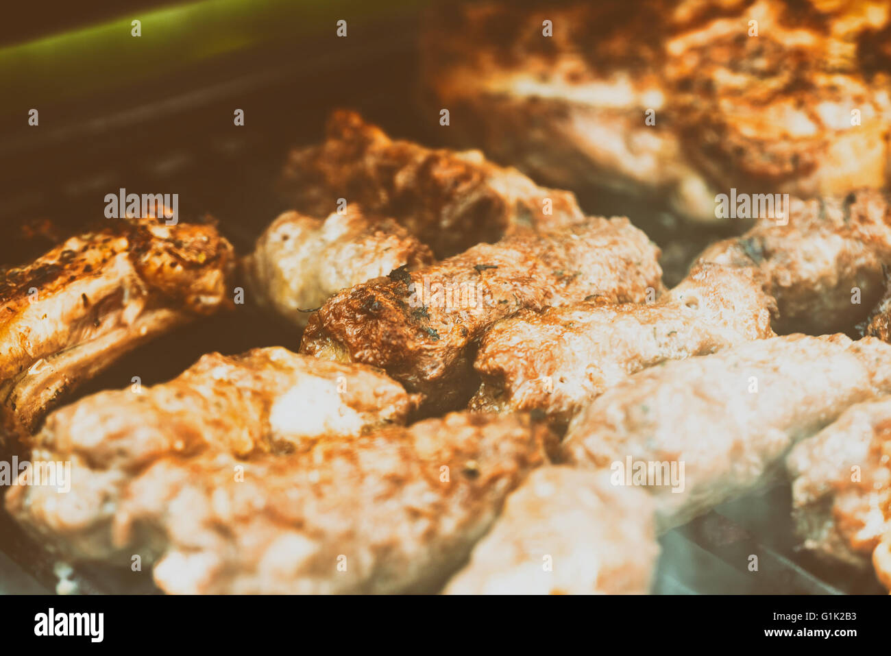 Tradizionale rumena Barbecue con carne di maiale rotoli (Mici o Mititei) Foto Stock