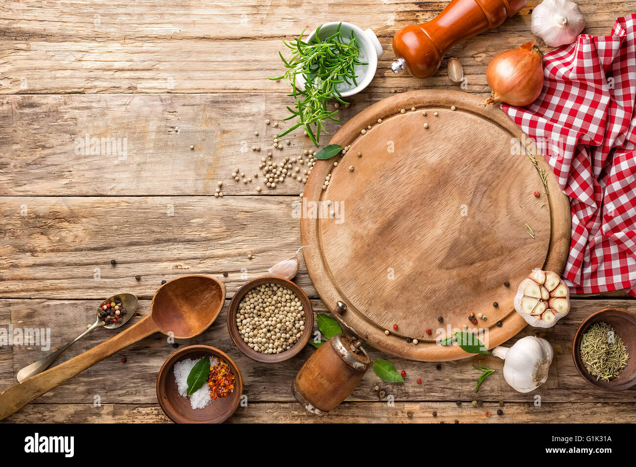 Sfondo culinario con vuoto tagliere e spezie sul tavolo di legno Foto stock  - Alamy