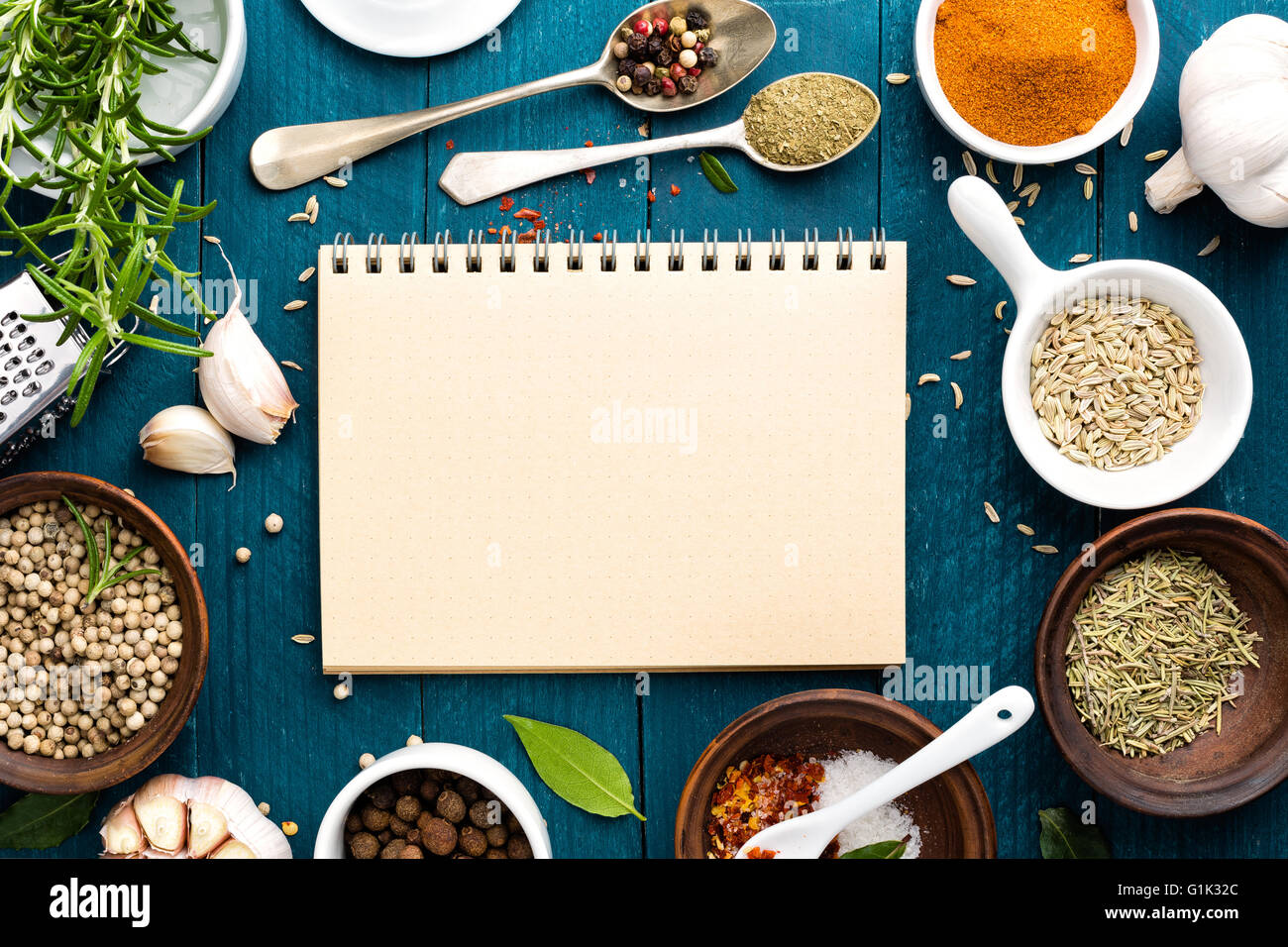 Sfondo culinario e Ricettario con varie spezie sul tavolo di legno Foto Stock