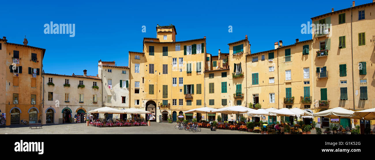 Piazza dell'Anfiteatro all'interno dell'antico anfiteatro romano di Lucca, Toscana, Italia Foto Stock