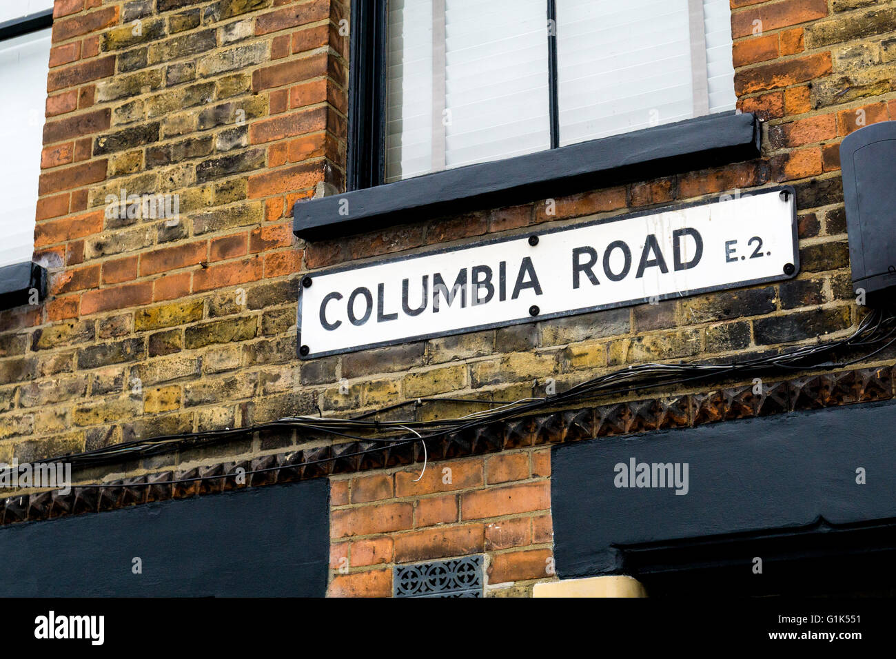 Columbia Road street sign in London E2. Questa strada ospita un settimanale popolare mercato dei fiori di domenica Foto Stock