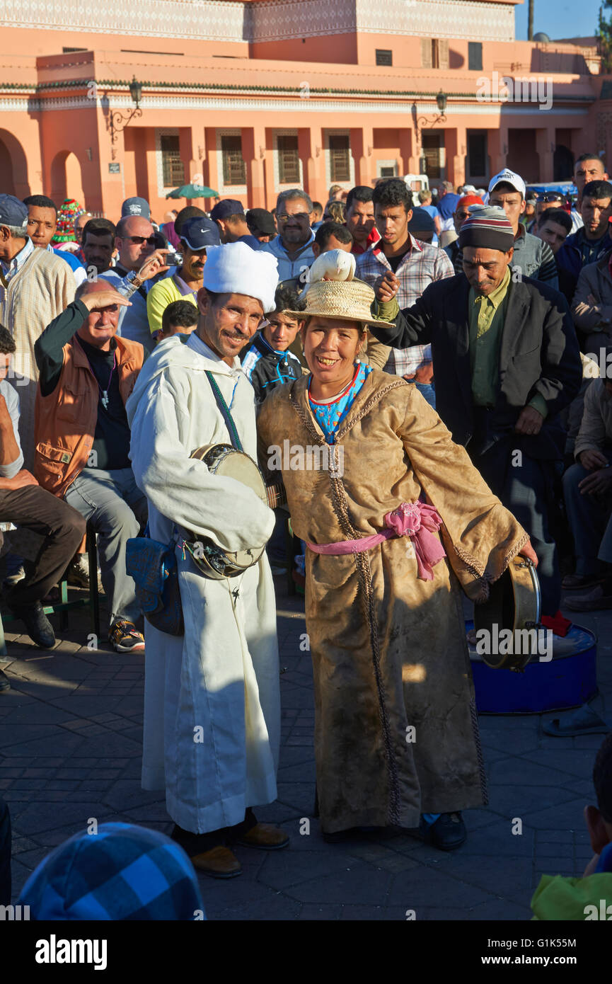 Tradizionale gli artisti di strada di eseguire in piazza Jemaa El Fnaa di Marrakech, Marocco. Un sito Patrimonio Mondiale dell'UNESCO Foto Stock